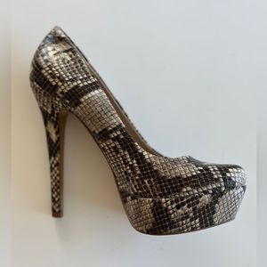 BRAND NEW LE CHATEAU FAUX SNAKE SKIN PLATFORM HIGH HEEL (US 8)